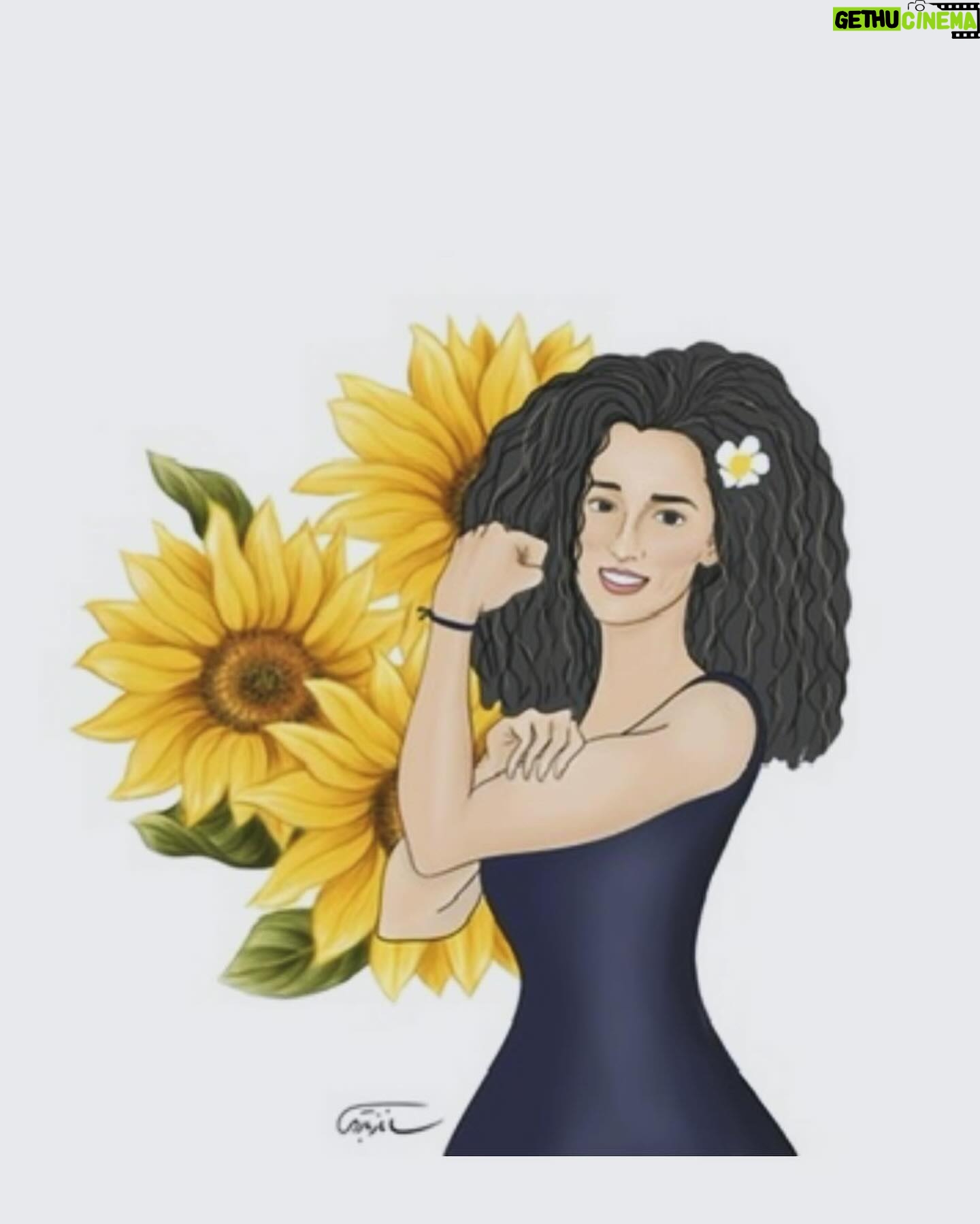 Masih Alinejad - 101.2K Likes - .
امسال بدون گلهای آفتابگردان، تنهاترم…. دوباره باغچهای خواهم ساخت پر از بوی نعنا و ریحان، پر از آفتابگردان، پر از مادرم…
روستایی که باشی میدانی که ما بدون دار و درخت و گل و گیاه و صدای باد و رودخانه، انگار خانهگم کردهگانیم….
اینجا خانهام در نیویورک بود که دیگر از آن دور شدهایم…..