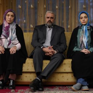 Mastane Mohajer Instagram - پایان تدوین فیلم مستانه مهاجر؛ اولین تصاویر جوجه تیغی
.
.
با پایان تدوین نخستین ساخته مستانه مهاجر، جوجه تیغی به مرحله صداگذاری و ساخت موسیقی رسید
.
.
به گزارش روابط عمومی فیلم، اشکان مهری و پانته‌آ فارسیجانی تدوین جوجه تیغی را به پایان رساندند و حسین ابوالصدق کار صداگذاری فیلم را آغاز کرد.
همچنین آریا عظیمی‌نژاد موسیقی فیلم را می‌سازد
.
.
بنا بر این گزارش اولین تصاویر از فیلم«جوجه تیغی» نیز منتشر شد و در اختیار رسانه‌ها قرار گرفت
.
.
فیلمنامه این فیلم را مصطفی زندی و سجاد پهلوان‌زاده نوشته‌اند و محمود کلاری مدیریت فیلمبرداری آن را بر عهده دارد. حامد کمیلی، پانته‌آ پناهی‌ها، هادی کاظمی، آناهیتا درگاهی، هومن برق‌نورد، نازنین بیاتی و پژمان بازغی به همراه هادی عطایی‌فر، مهتاب ثروتی، آیدا ماهیانی، صحرا اسداللهی، آرزو نبوت و با حضور نگار فروزنده، امید روحانی، مهراب قاسم‌خانی و نوشین تبریزی در این فیلم پربازیگر، نقش ایفا می‌کنند.
عکس ها: کورش جوان

‏@mastanehmohajer
‏@rezabakhtiarinik
‏@hamedkomaily
‏@panipana
‏@anahita
‏@hadikazemi_
‏@bayati__nazanin
‏@pejmanbazeghi.official
@aida_mahiani
@mohammad.hadi.ataei
‏@nooshin.tabrizi
‏@mahtabservati
‏@sahra_asadolahi
‏@mehrab_ghasemkhani
‏@h_barghnavard
‏@negarforouzandeh.original
@sara.valiani
@arezoonabovat 
‏@kkasirian
‏@morteza_kohzadi
@aryaaziminejad
@hoseinabolsedgh
@ashkanmehri
‏@mostafazandi5050
@hossein_farzizad
‏@fereshte.hejazi
‏@mehdi__ebrahimzadeh
‏@koroshjavan
‏@panteafarsijani
‏@mohamadezatkhah
‏@avayenafasstudio

#مستانه_مهاجر #محمود_کلاری #پانته‌آ_پناهی_ها#پژمان_بازغی#هادی_کاظمی #آناهیتا_درگاهی#حامد_کمیلی #نازنین_بیاتی