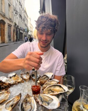 Mathilde Warnier Instagram - Des huîtres, beaucoup d’huîtres et les plus jolis réveils. 
Amour 💎🤵‍♂️ @edhayter