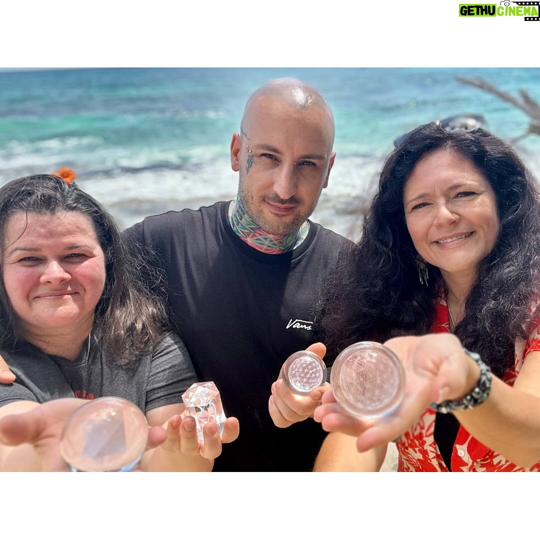 Matías De Stefano - 2.4K Likes - 🌟 El pasado 20 de marzo, durante el Equinoccio, tuvimos el honor de entregar los primeros cristales que nos han acompañado a lo largo del Camino del YOSOY a los nodos del Dodecaedro. 🌍
Para este propósito, realizamos un sorteo entre todos los Caminantes de la Red que asistieron a los eventos del YOSOY. 🎟️
En nombre de Matías y todo el equipo, les agradecemos por estar disponibles y en servicio para llevar a cabo esta tarea, ¡por el amor y la responsabilidad que han puesto en ella! Gracias por representar a toda la Red en cada entrega. 🙏
🌍 Nodo Seychelles: Yolande Roxbourgh, Gabriela Szelky y Vito Balzano.
🌍 Nodo Arizona: Guadalupe Tapia, Samantha Ming Chong y Joshua Teves.
🌍 Nodo Anguila: Sebastien De Roany, Lutchmee Govender y Carolina Casanova.
🌍 Nodo Filipinas: Adriana Ferrari, Grace Eleazar y Kimberly Fam.
🌍 Nodo Madeira: Elena Lopez Molina, Emily Waters y Nazaret.
¡Gracias! 💖
♦️♦️
🌟 On March 20th, during the Equinox, we had the honor of delivering the first crystals that have accompanied us throughout the YOSOY Journey to the nodes of the Dodecahedron. 🌍
For this purpose, we held a draw among all the Walkers of the Network who attended the YOSOY events. 🎟️
On behalf of Matías and the entire team, we thank them for being available and in service to carry out this task, for the love and responsibility they have put into it! Thank you for representing the entire Network in each delivery. 🙏
🌍 Seychelles Node: Yolande Roxbourgh, Gabriela Szelky, and Vito Balzano.
🌍 Arizona Node: Guadalupe Tapia, Samantha Ming Chong, and Joshua Teves.
🌍 Anguilla Node: Sebastien De Roany, Lutchmee Govender, and Carolina Casanova.
🌍 Philippines Node: Adriana Ferrari, Grace Eleazar, and Kimberly Fam.
🌍 Madeira Node: Elena Lopez Molina, Emily Waters, and Nazaret.
Thank you! 💖