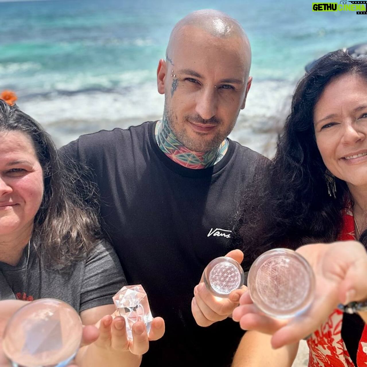Matías De Stefano - 1.8K Likes - NODOS DEL DODECAEDRO 🌎
En el Equinoccio del 20 de Marzo, 15 personas irán a 5 nodos (Filipinas, Anguila, Seychelles, Madeira y Arizona) a entregar los cristales que nos han acompañado durante el Camino del YOSOY.
👉🏼¿Cómo sostener desde donde estés?
Son invitados a armar un altar con los 5 mapas o fotografías del nodo, y tomen el tiempo de pintarlos, decorarlos, llevar luz a ellos, pues en los pequeños actos captados por sus manos y sus ojos, el mundo interno cambia, se transforma. Utilicen el arte y la iluminación, los colores, para rodear, decorar a estos 5 nodos, conectados entre sí.
👉🏼¿Qué intención poner?
Su vibración y deseo más elevado. El día de la activación, es importante no poner ideas personales, sino la más alta vibración, risas, sonrisas, colores, luz moviéndose alrededor del mundo. La intención más importante es contemplar al mundo iluminándose en todos los colores, en tanto la fuente de esas luces son los 5 nodos. Recuerda, que tu magia, tu propia forma de hacer las cosas, es más importante que la repetición de un patrón ajeno.
Es importante que cada uno pueda dar forma a su propia ceremonia, meditación, activación, para crear un bosque lleno de riqueza.
♦️♦️
DODECAHEDRON NODES
On the Equinox of March 20, 15 people will go to 5 nodes (Philippines, Anguilla, Seychelles, Madeira, and Arizona) to deliver the crystals that have accompanied us during the Path of the I AM.
👉🏼How to support from where you are?
You are invited to set up an altar with the 5 maps or photographs of the node, and take the time to paint them, decorate them, bring light to them, because in the small acts captured by your hands and eyes, the inner world changes, it transforms. Use art and lighting, colors, to surround, decorate these 5 nodes, interconnected with each other)
👉🏼 Keep reading in comments