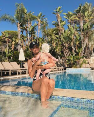 Matilde Breyner Instagram - Piscina às 9 da manhã e praia às 6 da tarde. Foi preciso ter um bebé para começar a apanhar sol às horas que a minha dermatologista sempre me recomendou ✌🏻