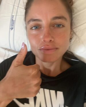 Matilde Gioli Instagram - Starò a riposo per un po’ 🦴 
Se vi va scrivetemi titoli di libri e film preferiti 🩵