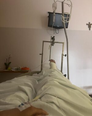 Matilde Gioli Instagram - Starò a riposo per un po’ 🦴 
Se vi va scrivetemi titoli di libri e film preferiti 🩵
