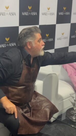 Matt Preston Instagram - Catching Gary eating the Aussie choc bars in the green room that I brought here for my demo at @phoenixmoa . Not happy but at least it wasn’t the caramel koala!!!