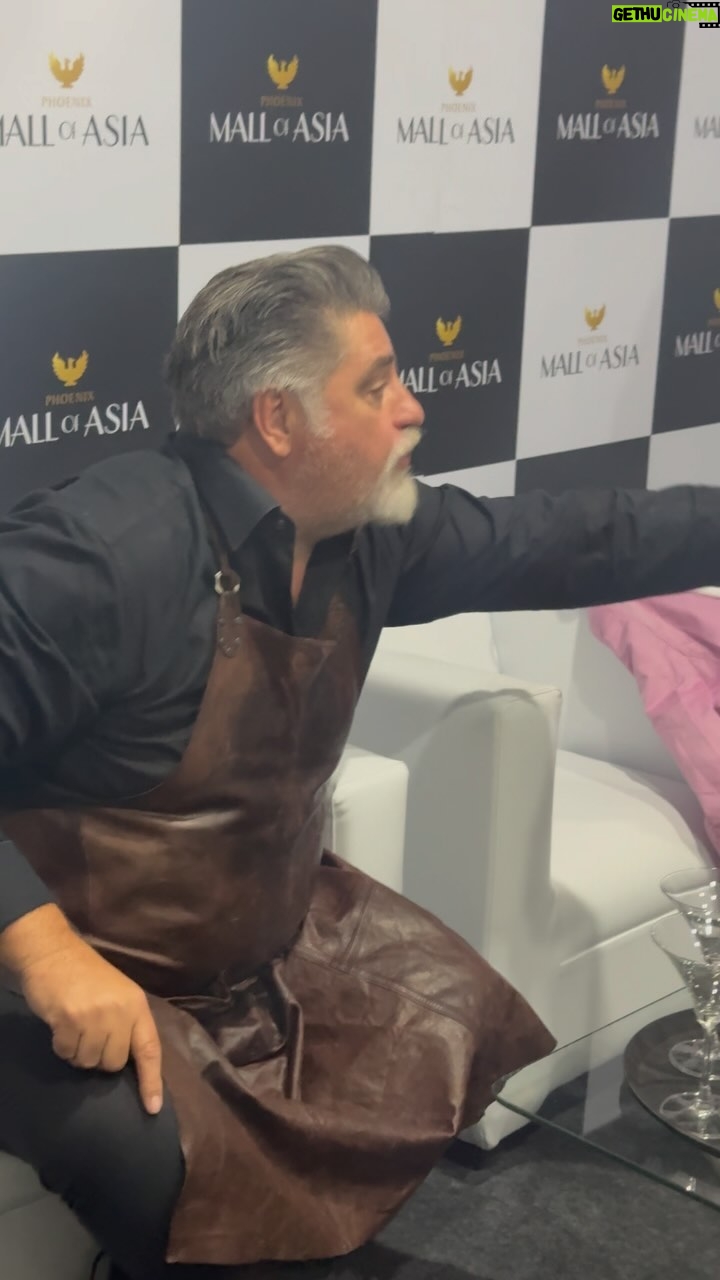 Matt Preston - 1.4K Likes - Catching Gary eating the Aussie choc bars in the green room that I brought here for my demo at @phoenixmoa . Not happy but at least it wasn’t the caramel koala!!!