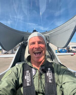 Matthias Malmedie Instagram - Das Lied musste sein. 😂😂😂 Einmal quer durch die Schweizer Alpen düsen. Mit 643 km/h. Wie ich mich als Pilot geschlagen habe (ja, ich bin auch selber geflogen!😳), seht Ihr im neuen Video. 👉🏽 https://youtu.be/RzzE7JgSsoo?feature=shared
Danke für die einmalige Gelegenheit @tln3yz und @fortiswatches
