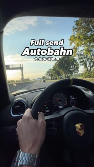 Matthias Malmedie Instagram - Das passiert, wenn es kein Tempolimit gibt. 🥰
Auf der Nordschleife schafft der Kollege eine 7:03:121. damit ist er 6 Sekunden schneller, als der GT4 RS OHNE Manthey-Kit. Problem: Auf der Autobahn schafft er in der Maximum-Aero-Stellung des Heckflügels keine 300. Der normale GT4 RS schafft 315 km/h. Ärgerlich 😂 Wie würdet Ihr ihn fahren? 
😘#autobahn #qualmedie #caymangt4rsmr #gt4rsmr #porsche