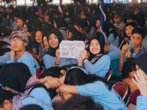 Maudy Ayunda Instagram - Walau panas2an tapi kalian tetep seruuu, thank you @odmundip! 🫶 Semoga lembaran baru ini bisa diisi dengan hal-hal positif dan menjadi waktu untuk kalian terus eksplorasi dan berproses. 

Senenggg bgt liat banyak temen2 mahasiswa yang ngetag aku pakai lagu Hari Itu. Semoga lagunya bisa menemani kalian di masa-masa yang seru ini yaaah 🥹 Hari ini milik kita ✨