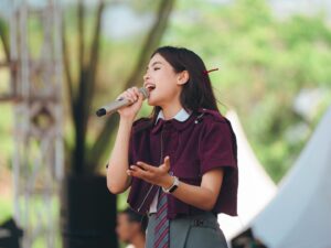 Maudy Ayunda Instagram - Walau panas2an tapi kalian tetep seruuu, thank you @odmundip! 🫶 Semoga lembaran baru ini bisa diisi dengan hal-hal positif dan menjadi waktu untuk kalian terus eksplorasi dan berproses. 

Senenggg bgt liat banyak temen2 mahasiswa yang ngetag aku pakai lagu Hari Itu. Semoga lagunya bisa menemani kalian di masa-masa yang seru ini yaaah 🥹 Hari ini milik kita ✨