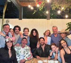 Mauricio Aspe Instagram - Vivir De Amor…..Que Rico la pasamos,y que Hermosa familia hicimos @vivirdeamorof ♥️♥️♥️🔥🔥🔥 #VivirDeAmor @televisa_s_a_ @televisaunivision #ArmandoFuegos @productormejia