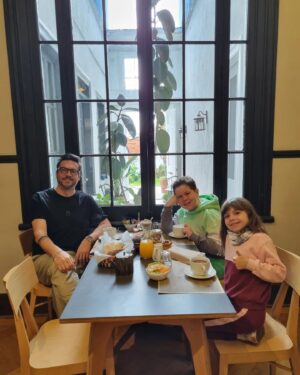 Mauricio Jürgensen Instagram - Una de las razones por las que amamos el hotel @new.voga del Cerro Alegre: sus exquisitos desayunos. Gracias @paulati__, fuimos felices otra vez!