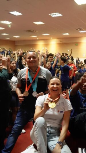 Maurren Maggi Instagram - ÍDOLOS E REFERÊNCIAS 🌟🇧🇷

Os medalhistas olímpicos Maurren Maggi e Vicente Lenilson emocionaram as crianças do SESI Cuiaba e SESI Várzea Grande com sua visita. 

Juntos, compartilhamos momentos inesquecíveis e inspiramos o futuro do esporte. 🥹💚💛

#SomosAtletismo #caixa #caixaesportes #loteriascaixa #loteriascaixaesportes #newon #pistaecampo #maxrecovery #puma #playpiso

@maxrecovery @newonoficial @pistaecampo @pumabrasil @loteriascaixaoficial @playpiso

as hastags #KidsAthleticsDay #WorldMileChallenge #brakidsathleticsday