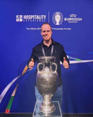 Max Hopp Instagram - Nein, das ist nicht die Premier League Trophäe 😂🏆
Heute Abend geht’s los für die 8 auserwählten, schafft Luke Littler die Revanche vom WM-Finale gegen Humphries?🎯 
Ich kam dem @euro2024 Pokal heute sehr nahe. 
Vielen Dank das ich bei der @spobis_gmbh sein durfte 👏🏻