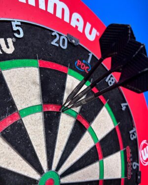 Max Hopp Instagram - 66 anstatt 180, wer kennt das auch ?😂🎯
Manchmal stimmt die Höhe aber nicht die Punktzahl die geworfen wurde.
Meine Pfeile sind aktuell 23g 4.0 Edition by  @bullsdartsnl