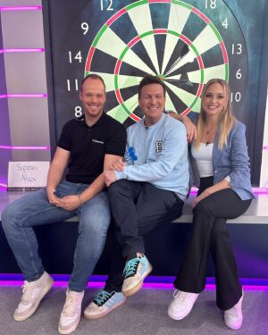 Max Hopp Instagram - Startklar für den Spieltag in Manchester 🙌🏻🎯 
Die Premier League live auf @sport1news