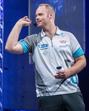 Max Hopp Instagram - Liebe Dartsfreunde länger habt ihr nix gehört, da das Aus im Achtelfinale der Super League doch sehr weh getan hat!
Es ging die letzten Monate stetig bergauf doch leider konnte ich in dem Spiel nicht abrufen was eigentlich in mir steckt. Es ist kein Sprint, sondern ein Marathon, ich muss trotz all der Erfahrung noch viel dazulernen! 
Dinge verändern, dort hinschauen wo es wehtut und mich weiterentwickeln. 
Danke für allen ernst gemeinten Support und lest nicht zu viel Clickbait Artikel und Hasskommentare, ich habe mir das abgewöhnt da teilweise DM Nachrichten Beleidigungen sehr sehr weit unter der Gürtellinie enthalten. 
Immer weiter und jetzt Fokus auf die kommenden Wochen bis zur Q-School!✌🏻🎯
Wer Bock hat schaltet Dazn ein, moderiere gerade mit @elmar_paulke das Finale vom Grand Slam of Darts! 
📸by: @jnsphotography.germany /PDC