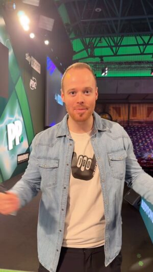 Max Hopp Instagram - Der revolutionäre Schuh von @triple20_dartsshoes auf der größten Bühne des Dartsports!! Bei der WM dieses Jahr haben 2 Spieler ihn getragen, ich nutze ihn seit August und bin von der Stabilität sehr begeistert!👏🏻 Probierts aus bzw. die Schuhe mal an 😉 #darts #shoe #tryit #feelit #test #ad