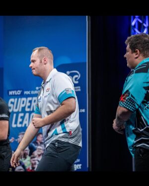 Max Hopp Instagram - Liebe Dartsfreunde länger habt ihr nix gehört, da das Aus im Achtelfinale der Super League doch sehr weh getan hat!
Es ging die letzten Monate stetig bergauf doch leider konnte ich in dem Spiel nicht abrufen was eigentlich in mir steckt. Es ist kein Sprint, sondern ein Marathon, ich muss trotz all der Erfahrung noch viel dazulernen! 
Dinge verändern, dort hinschauen wo es wehtut und mich weiterentwickeln. 
Danke für allen ernst gemeinten Support und lest nicht zu viel Clickbait Artikel und Hasskommentare, ich habe mir das abgewöhnt da teilweise DM Nachrichten Beleidigungen sehr sehr weit unter der Gürtellinie enthalten. 
Immer weiter und jetzt Fokus auf die kommenden Wochen bis zur Q-School!✌🏻🎯
Wer Bock hat schaltet Dazn ein, moderiere gerade mit @elmar_paulke das Finale vom Grand Slam of Darts! 
📸by: @jnsphotography.germany /PDC
