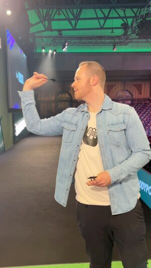 Max Hopp Instagram - Vor der Übertragung kurz mal 3 Pfeile im Ally Pally geworfen 🙌🏻🎯