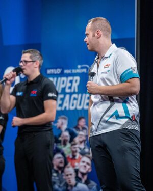 Max Hopp Instagram - Liebe Dartsfreunde länger habt ihr nix gehört, da das Aus im Achtelfinale der Super League doch sehr weh getan hat!
Es ging die letzten Monate stetig bergauf doch leider konnte ich in dem Spiel nicht abrufen was eigentlich in mir steckt. Es ist kein Sprint, sondern ein Marathon, ich muss trotz all der Erfahrung noch viel dazulernen! 
Dinge verändern, dort hinschauen wo es wehtut und mich weiterentwickeln. 
Danke für allen ernst gemeinten Support und lest nicht zu viel Clickbait Artikel und Hasskommentare, ich habe mir das abgewöhnt da teilweise DM Nachrichten Beleidigungen sehr sehr weit unter der Gürtellinie enthalten. 
Immer weiter und jetzt Fokus auf die kommenden Wochen bis zur Q-School!✌🏻🎯
Wer Bock hat schaltet Dazn ein, moderiere gerade mit @elmar_paulke das Finale vom Grand Slam of Darts! 
📸by: @jnsphotography.germany /PDC