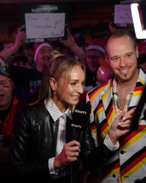 Max Hopp Instagram - Flagge zeigen für den letzten deutschen im Turnier 🙌🏻🎯🇩🇪
Er spielt gegen Luke Humphries einen der Topfavoriten auf den WM-Titel!! 🏆
Geht da was ?? Ab 19:30 live bei Sport1!