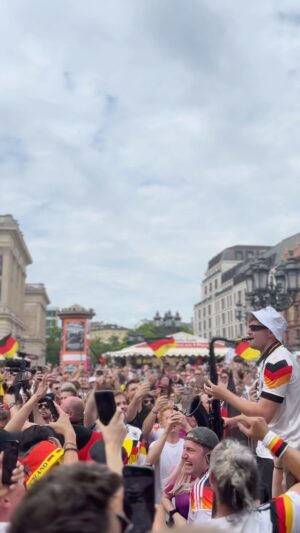 Max Hopp Instagram - Stimmung in Frankfurt ist richtig gut 🇩🇪🎷🤩