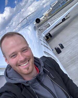 Max Hopp Instagram - Auf geht’s im Cityjet nach Leicester 🛩️😂✌🏻🎯 
#kopfeinziehen #privatjetcharakter #readyfortakeoff