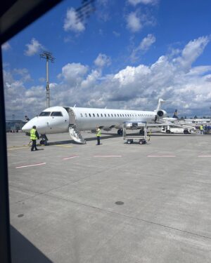 Max Hopp Instagram - Auf geht’s im Cityjet nach Leicester 🛩️😂✌🏻🎯 
#kopfeinziehen #privatjetcharakter #readyfortakeoff