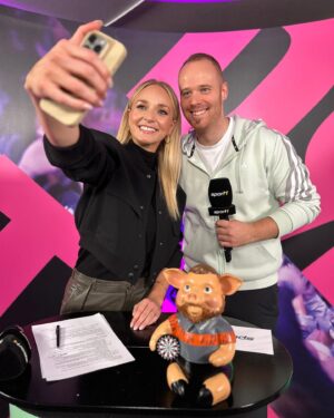 Max Hopp Instagram - Wir sind ready, ihr auch ? 😍🙌🏻🎯
@katharinakleinfeldt @sport1news 
#dartswm #eröffnung #losgehts #einschalten