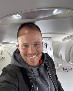 Max Hopp Instagram - Auf geht’s im Cityjet nach Leicester 🛩️😂✌🏻🎯 
#kopfeinziehen #privatjetcharakter #readyfortakeoff