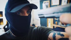 Max Krüger Instagram - Fact: So und nicht anders trägt man Sturmhauben.
Fact: Auf DoktorFroid gibt's die Erklärung, warum mir @thebrammen ne Knarre ins Gesicht hält.
Montag um 19:00 auf www.twitch.tv/doktorfroid gibt's die zweite Runde im Kampf der Giganten DoktorFroid vs PietSmiet #DFVSPS