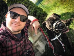 Max Krüger Instagram - Sonnige Grüße von heute Mittag beim @tierschutzberlin senden Hannes und ich. In der Story gibt's noch mehr Kram zu diesem süßen Vieh! #GassiGang