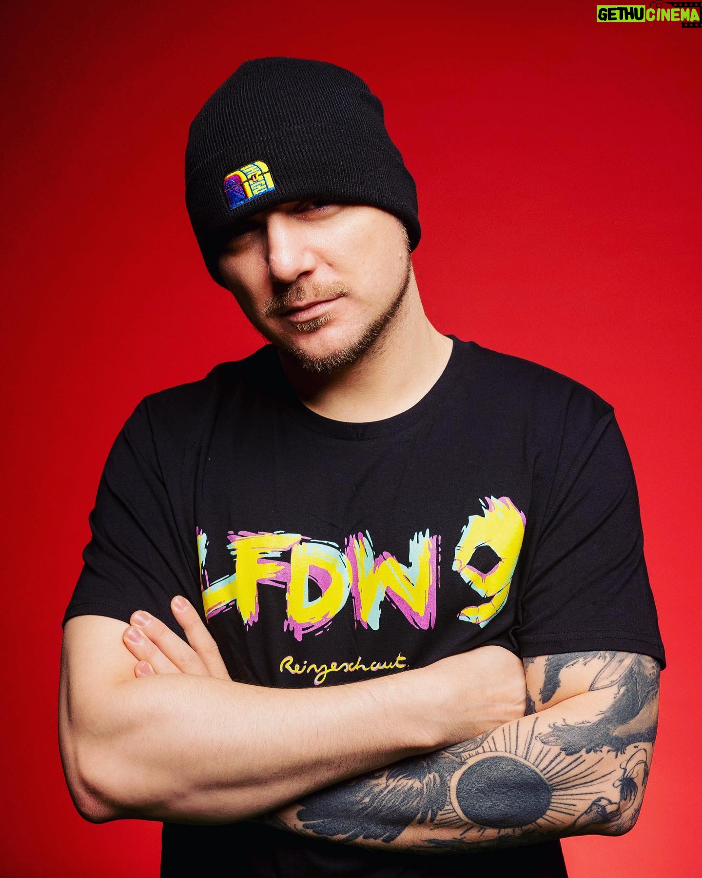 Max Krüger - 2.3K Likes - F**KING FINALLY!!!
Am Wochenende heißts wieder Spenden Sammeln für den guten Zwecke! Loot für die Welt lvl 9 (mehr Infos @lootfuerdiewelt und unter lfdw.live)!
Samstag 12:00 geht's los und natürlich gibt's auch Merch unter shop.lfdw.live
Abfahrt!