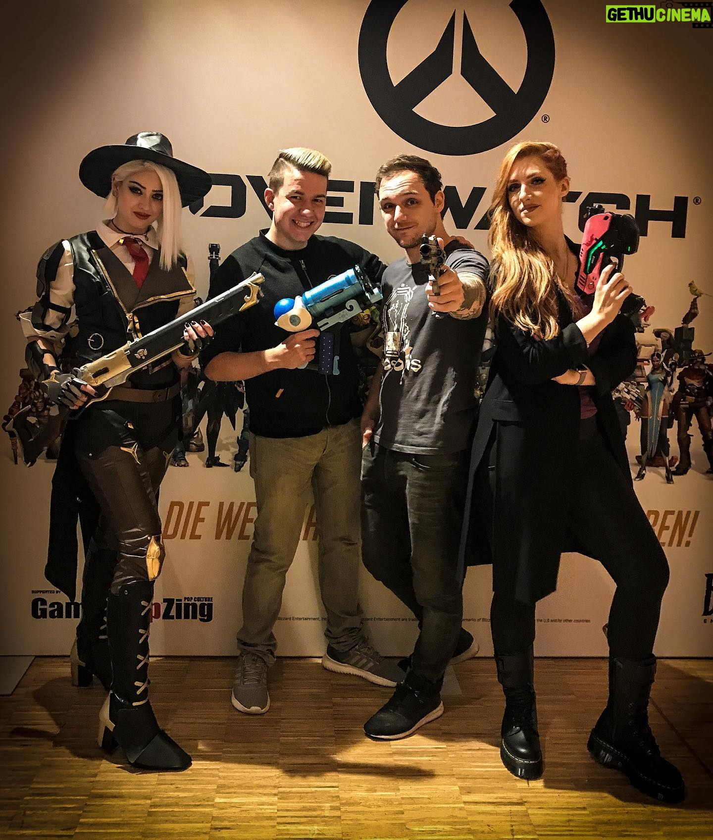 Max Krüger - 3.6K Likes - ~Werbung~
Ein Pharah Main mit McCree Knarre, Deutschlands positivster Tank-Spieler @noserino mit Mei's Cryo Gun, @laraloft aka die deutsche Stimme von Sombra mit D.va's Bunny Blaster und @farbenfuchs_ als Ashe...
Gibt's auch nicht alle Tage, sondern nur auf dem #OverwatchSwitch Release Event.^^
Viktor, falls du mal ne Revanche im 1v1 willst, ruf an. 😁