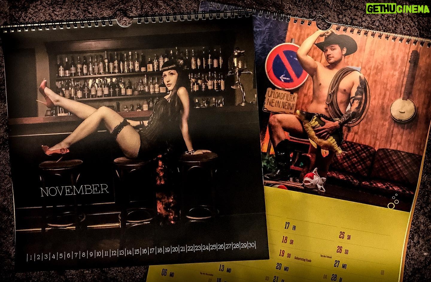 Max Krüger - 2.7K Likes - Ihr Kalender für mich vs mein Kalender für sie... (Nein, wir haben uns keine Kalender geschenkt. Ich hab einfach schon seit ner ganzen Weile den Monat November bei mir im Arbeitszimmer hängen. Also hat sie jetzt zum Ausgleich den #LFDW6 Kalender in ihrem Studio.^^)