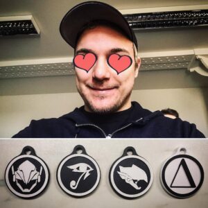 Max Krüger Instagram - My face when: noch nachträglich Geburtstagsgeschenke ankommen. 3 Pharah Schlüsselanhänger und einer mit dem Bandlogo.
(JA RICHTIG GEHÖRT. ICH HAB NE BAND. CHECKT @tellyouwhatnow AUS! WERBUNG ENDE!)