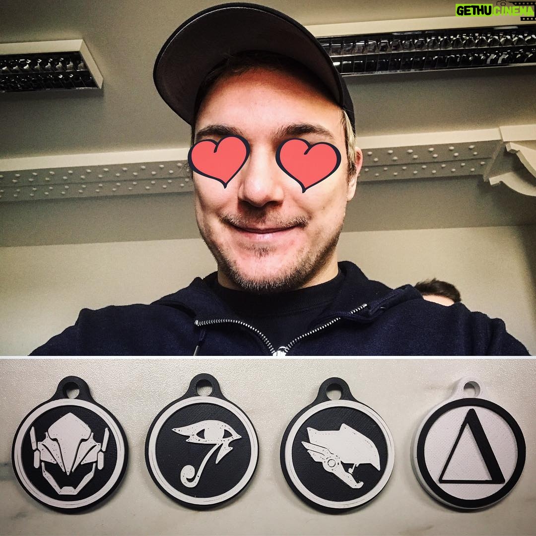 Max Krüger - 2.5K Likes - My face when: noch nachträglich Geburtstagsgeschenke ankommen. 3 Pharah Schlüsselanhänger und einer mit dem Bandlogo.
(JA RICHTIG GEHÖRT. ICH HAB NE BAND. CHECKT @tellyouwhatnow AUS! WERBUNG ENDE!)