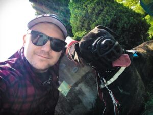 Max Krüger Instagram - Sonnige Grüße von heute Mittag beim @tierschutzberlin senden Hannes und ich. In der Story gibt's noch mehr Kram zu diesem süßen Vieh! #GassiGang