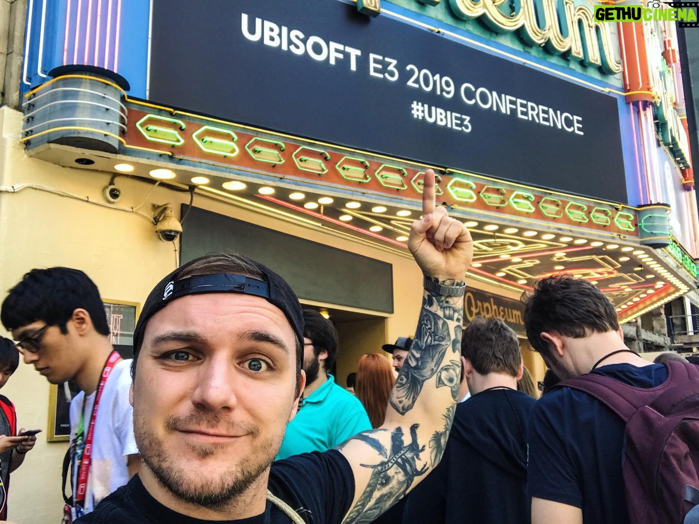 Max Krüger - 2.4K Likes - Hier in LA gibt's gerade zur Zeit der #E32019 ne ganze Menge Schilder. Spannend! #UbiE3