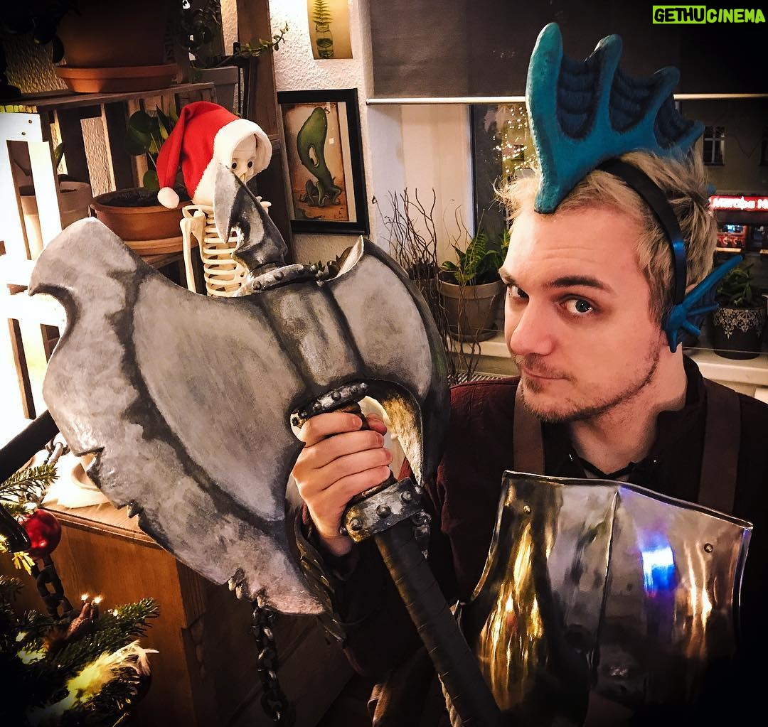 Max Krüger - 2.8K Likes - Es geht wieder los. DAS Pen&Paper überhaupt! #Kerkerkram auf www.twitch.tv/dershakes
