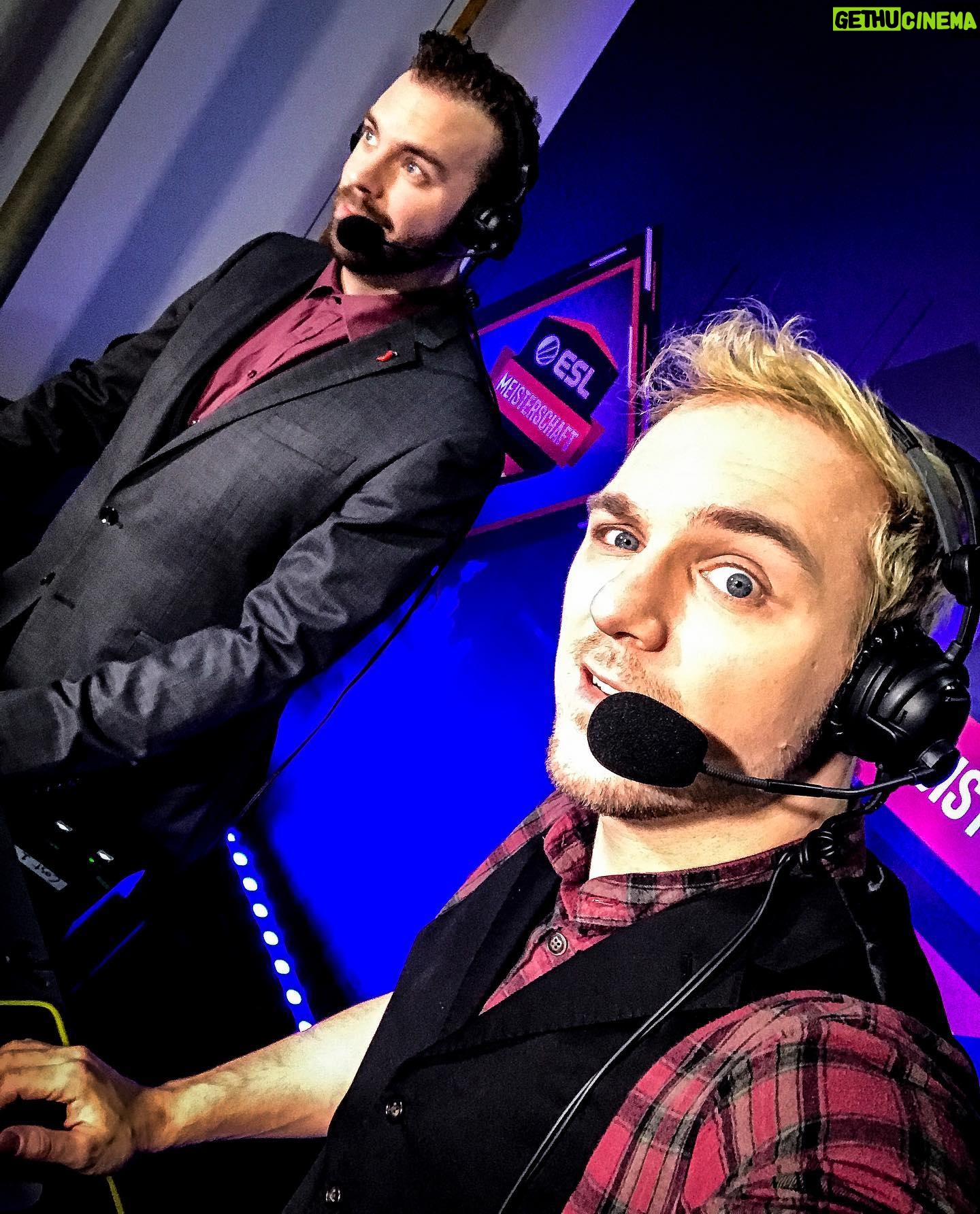Max Krüger - 2.2K Likes - Man lernt nie aus.
Da hatte ich doch echt auf dieser, der letzten, #ESLMeisterschaft in League of Legends die Chance, das Showmatch von @asmoogl, @lpgjustjohnny, @maximmarkow und @solalicious zusammen mit dem legendären @mori09tv casten zu dürfen, bzw hat Mori mich da durchgecarried!
GGWP übrigens an Angelo und sein Team zum Sieg! (Werbung @eslgermany)