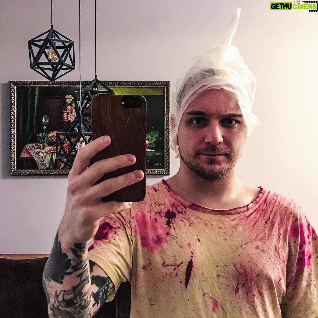 Max Krüger - 3.4K Likes - Kostüm für Halloween 2019: Check!
Kunstblut/rote Haarfarbe sponsored by @marie_sounds_awesome