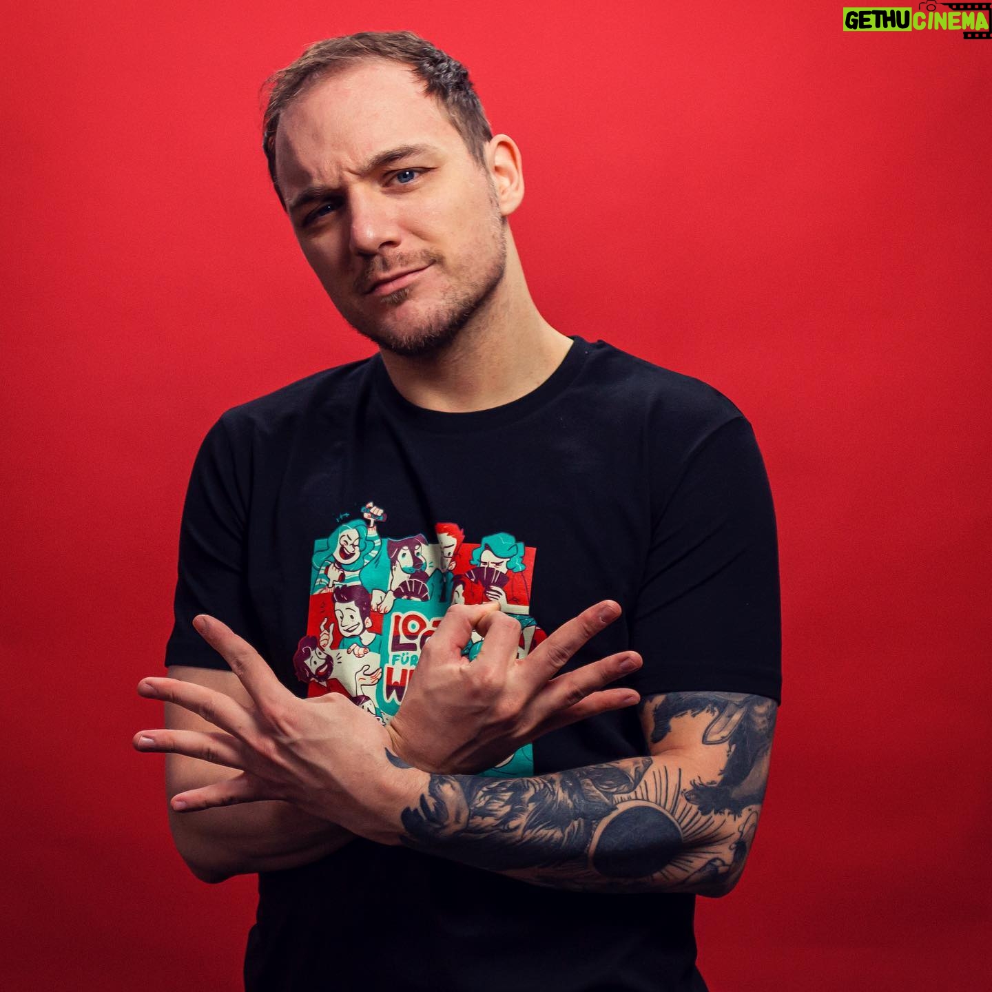 Max Krüger - 3.8K Likes - Noch einmal schlafen und dann heißt es LOOT FÜR DIE WELT 7!
Ab Samstag 12:00 gilt: 34h Streamen für den guten Zweck. Die Kohle geht zu jeweils 1/3 an @tierschutzberlin, @dunkelziffer_ev und @deutscheskinderhilfswerk_e.v!
Wenn ihr wissen wollt, wie ihr zugucken/mitmachen/spenden könnt, gibt's für euch alle Infos auf www.lootfürdiewelt.de