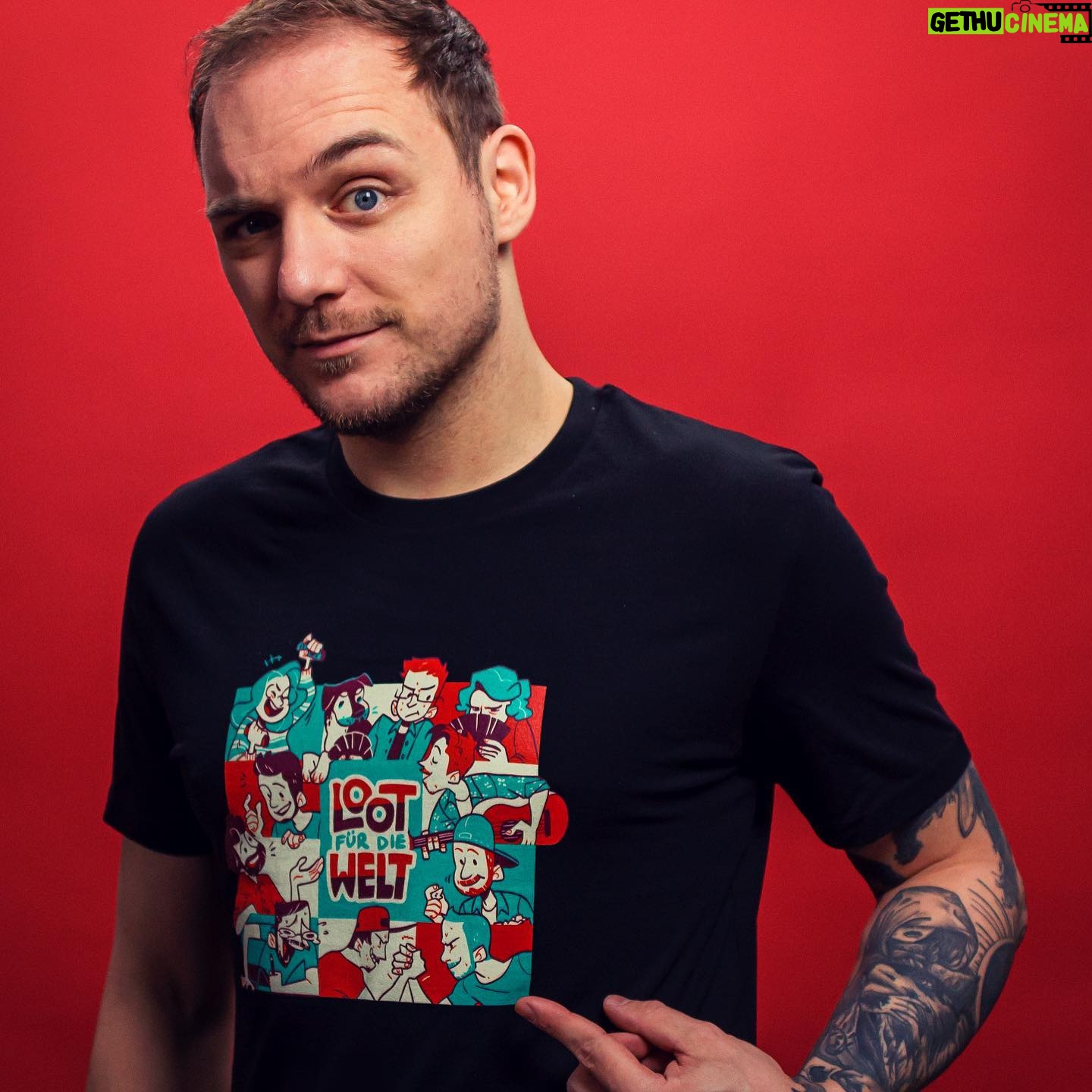 Max Krüger - 3.8K Likes - Noch einmal schlafen und dann heißt es LOOT FÜR DIE WELT 7!
Ab Samstag 12:00 gilt: 34h Streamen für den guten Zweck. Die Kohle geht zu jeweils 1/3 an @tierschutzberlin, @dunkelziffer_ev und @deutscheskinderhilfswerk_e.v!
Wenn ihr wissen wollt, wie ihr zugucken/mitmachen/spenden könnt, gibt's für euch alle Infos auf www.lootfürdiewelt.de