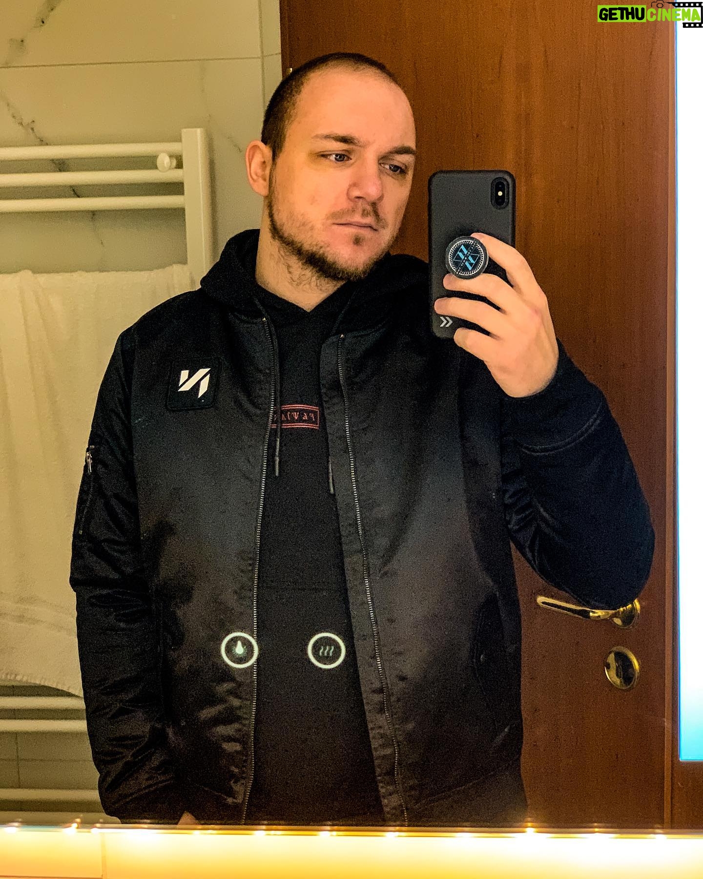 Max Krüger - 3.2K Likes - PROs 2mm buzzcut: trocknet schnell und ist pflegeleicht
CONs 2mm buzzcut: sieht mit Bomberjacke leider direkt etwas kritisch* aus... Is aber ohne Mütze eh kalt am Kopf
*Das kann nicht mal der schöne @Fewjar-Pulli retten