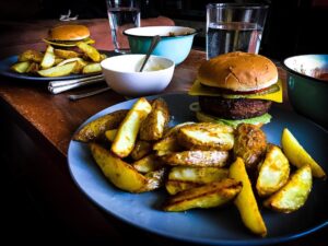 Max Krüger Instagram - Bisschen #foodporn am Ostersonntag. Burger, Wedges, Aioli, Tomatensalat und ein gutes Glas Wasser (natürlich nur feinste Berliner Leitungsperle). Und das alles auch auch noch vegan. Wen es interessiert: @beyondmeat (das Patty) und @simplyvgenuss (der "Käse") machens möglich.

Nicht bezahlt aber dennoch #werbungwegenmarkennennung

Props gehen raus an @marie_sounds_awesome aka "Beschafferin geiler Patties"!
