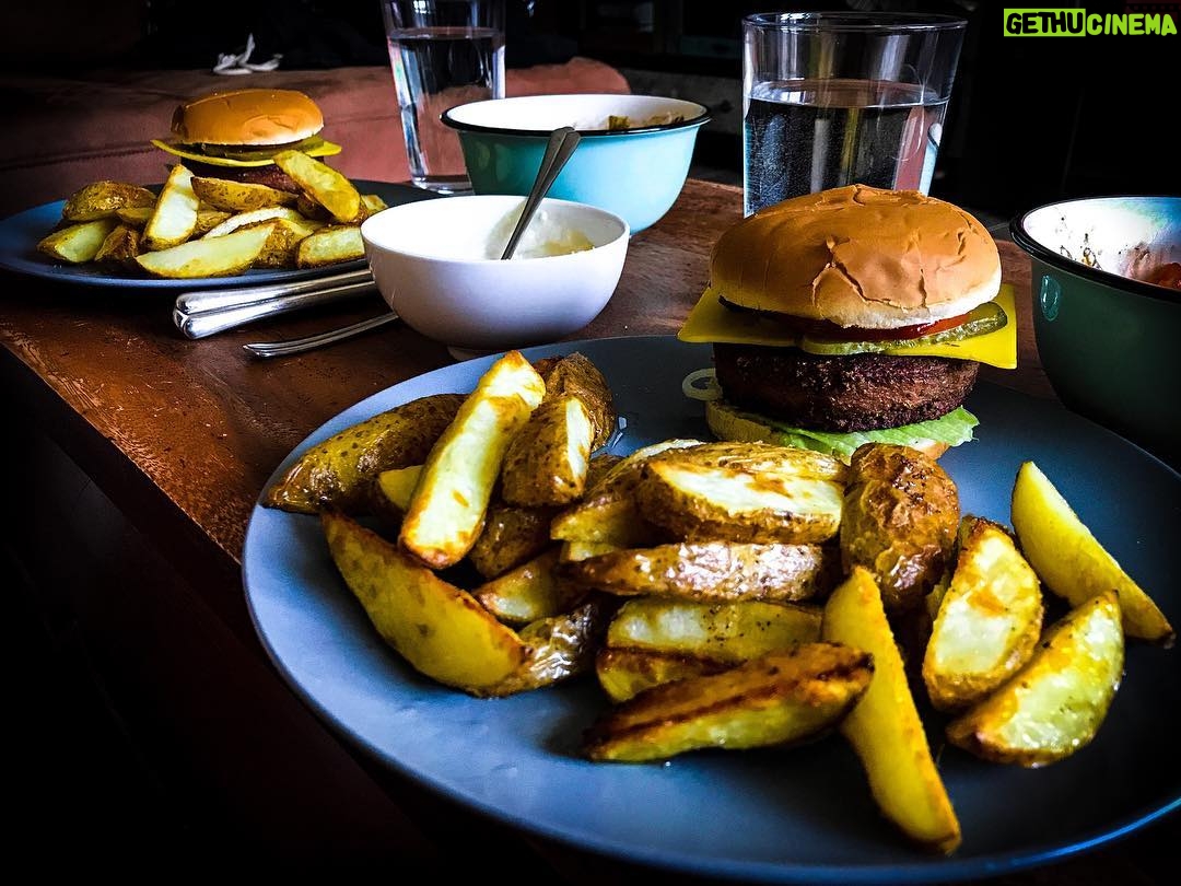 Max Krüger - 2.8K Likes - Bisschen #foodporn am Ostersonntag. Burger, Wedges, Aioli, Tomatensalat und ein gutes Glas Wasser (natürlich nur feinste Berliner Leitungsperle). Und das alles auch auch noch vegan. Wen es interessiert: @beyondmeat (das Patty) und @simplyvgenuss (der "Käse") machens möglich.
Nicht bezahlt aber dennoch #werbungwegenmarkennennung
Props gehen raus an @marie_sounds_awesome aka "Beschafferin geiler Patties"!