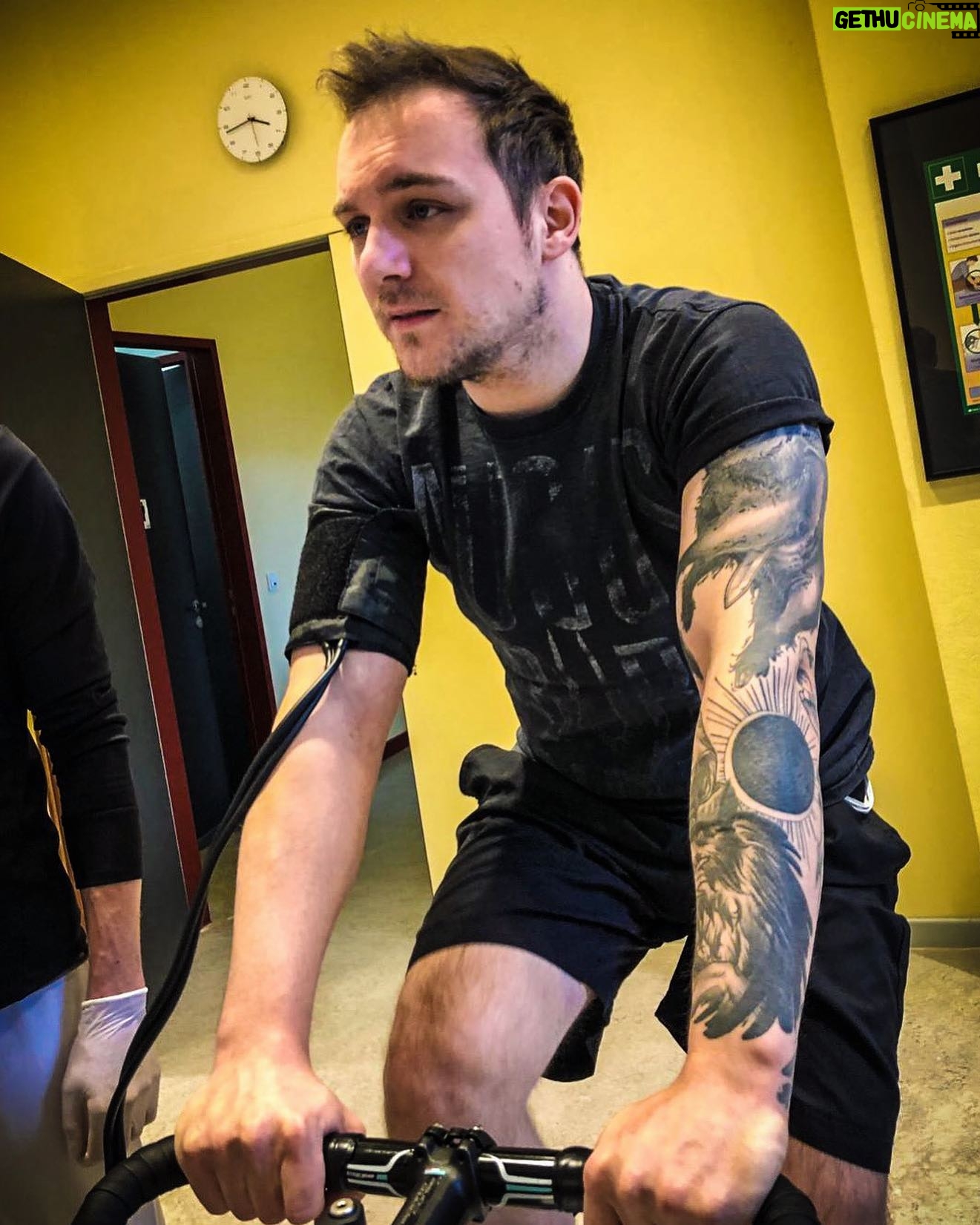 Max Krüger - 2.9K Likes - Wer schon immer mal sehen wollte, wie fit ich (und der Rest Vom DoktorFroid Team) wirklich bin, guckt sich mal das neuest #DoktorFit Video an (swipe up link in der story). Da machen wir uns quasi nackig!
Entstanden übrigens in freundlicher Kooperation (Werbung) mit der BKK VBU @lebe.bewusst