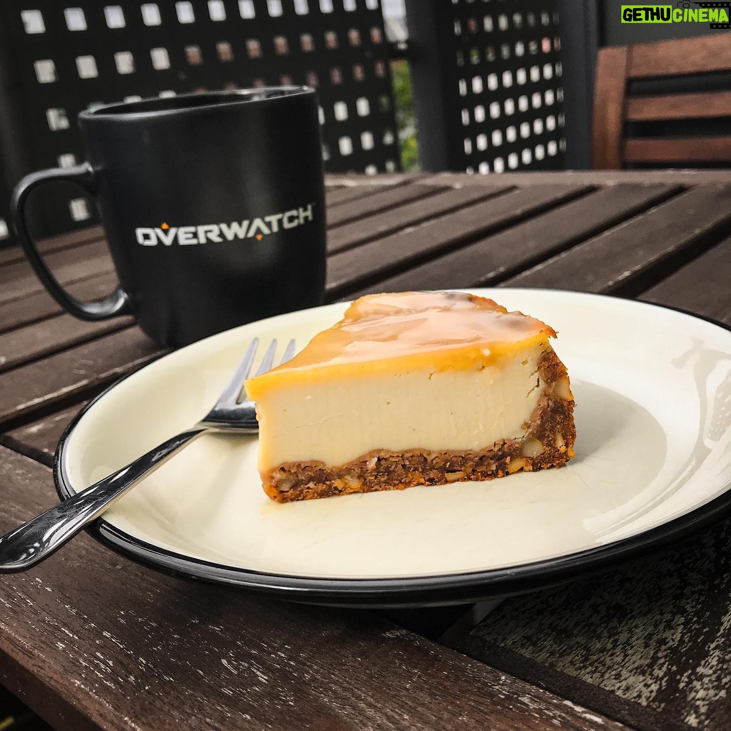 Max Krüger - 2.6K Likes - Happy 4th Birthday @playoverwatch! Zur Feier n geiles Stück von Maries und meinem veganen Kokos-Karamel-Käsekuchen! Ich bin zwar nen Tag zu spät und der Kuchen ist auch aus nem völlig anderen Grund entstanden aber so sah heute mein Frühstück aus. Also warum nicht.^^